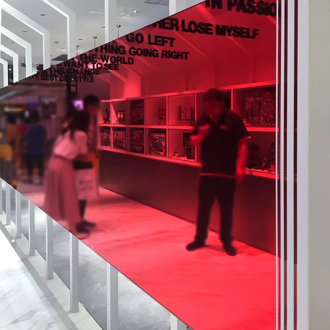 “流量收割机”，开了全球首家线下体验店-42