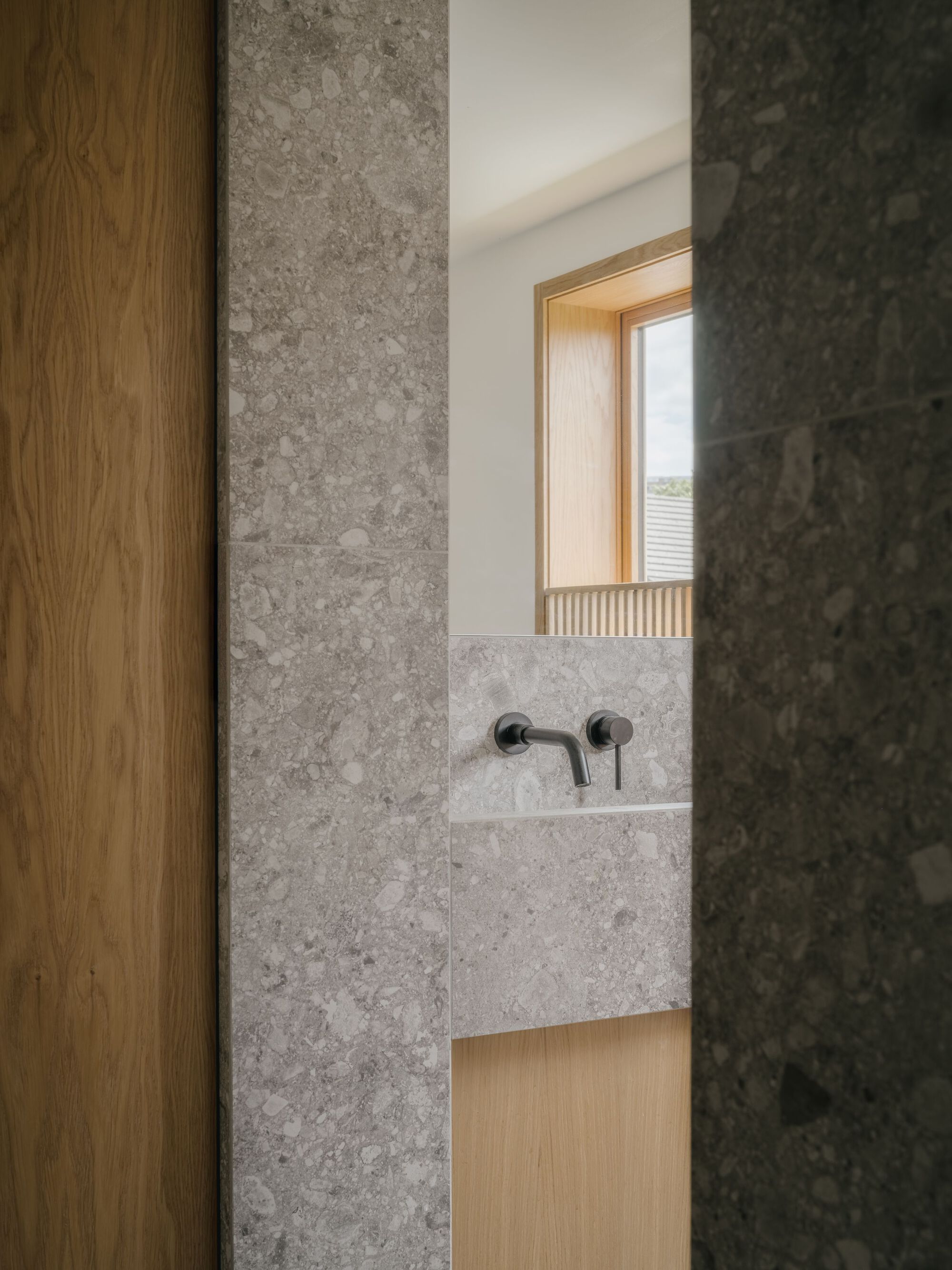 光隙间洒下光影的家庭住宅（注：komorebi是日语外来词，指从树叶缝隙间洒下的阳光） 丨英国伦敦丨ConForm Architects-62