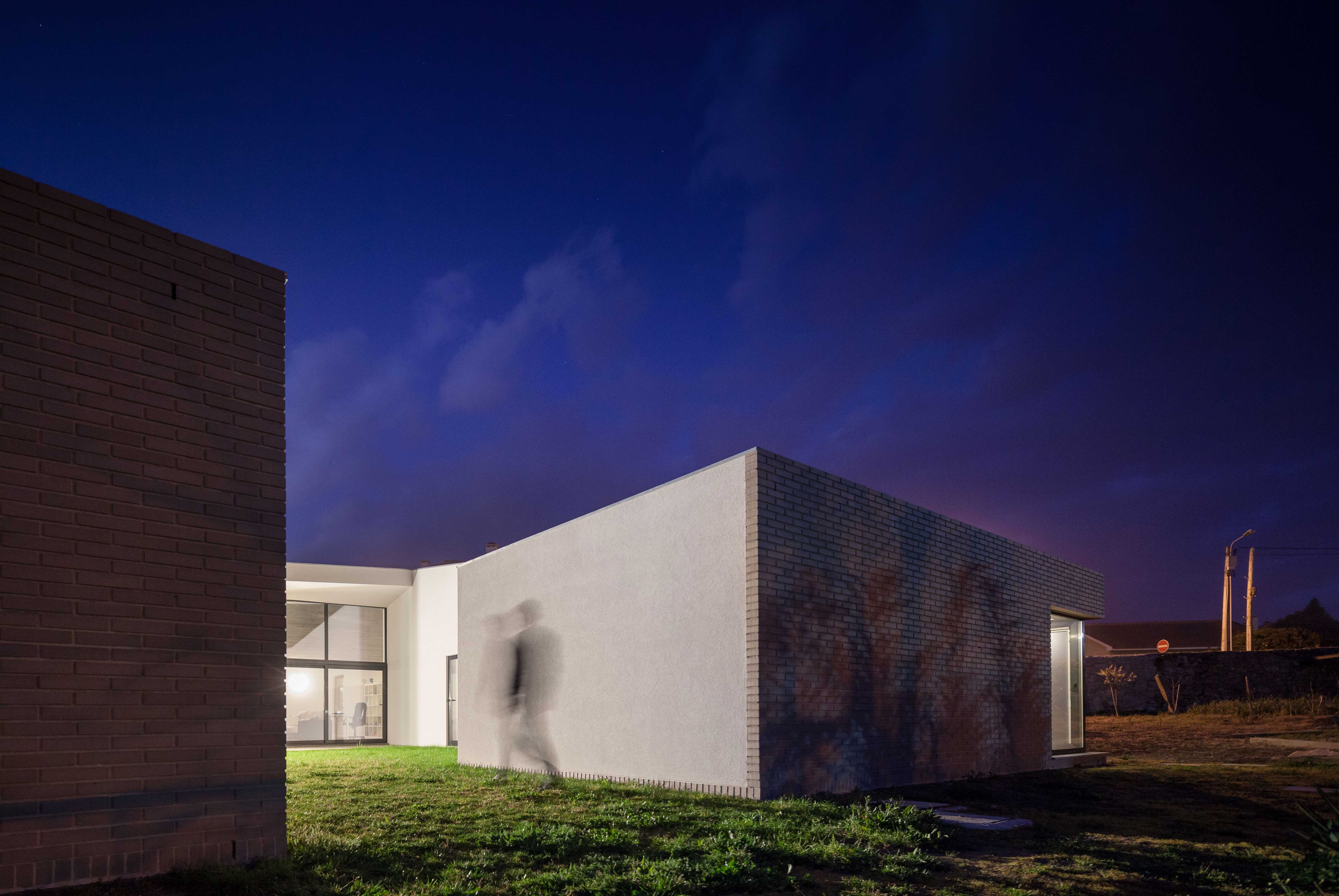 开放露台之居,和谐融入传统环境-14