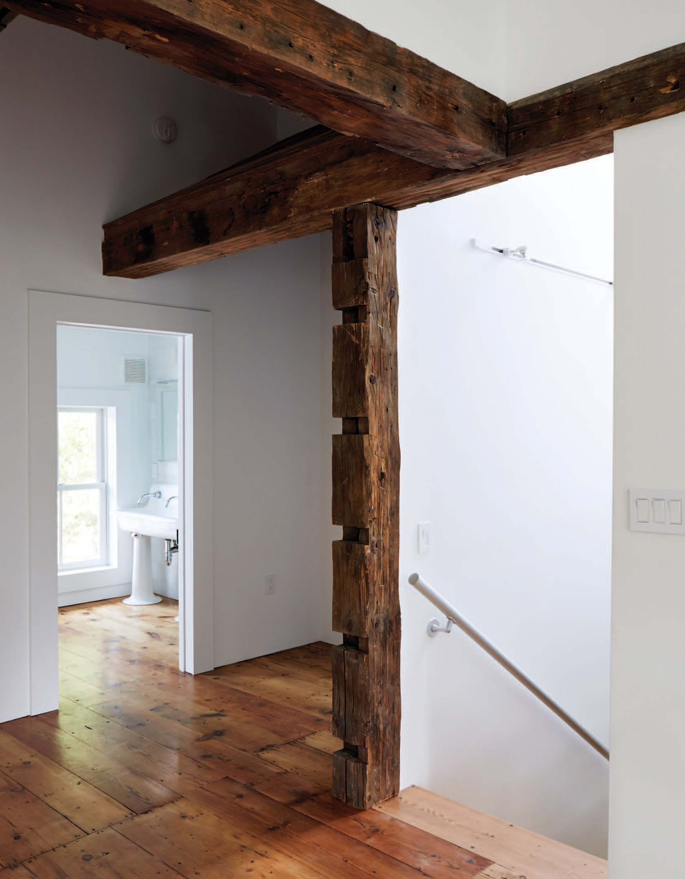 Curvaceous extension by Tom Givone abuts farmhouse in Pennsylvania-19