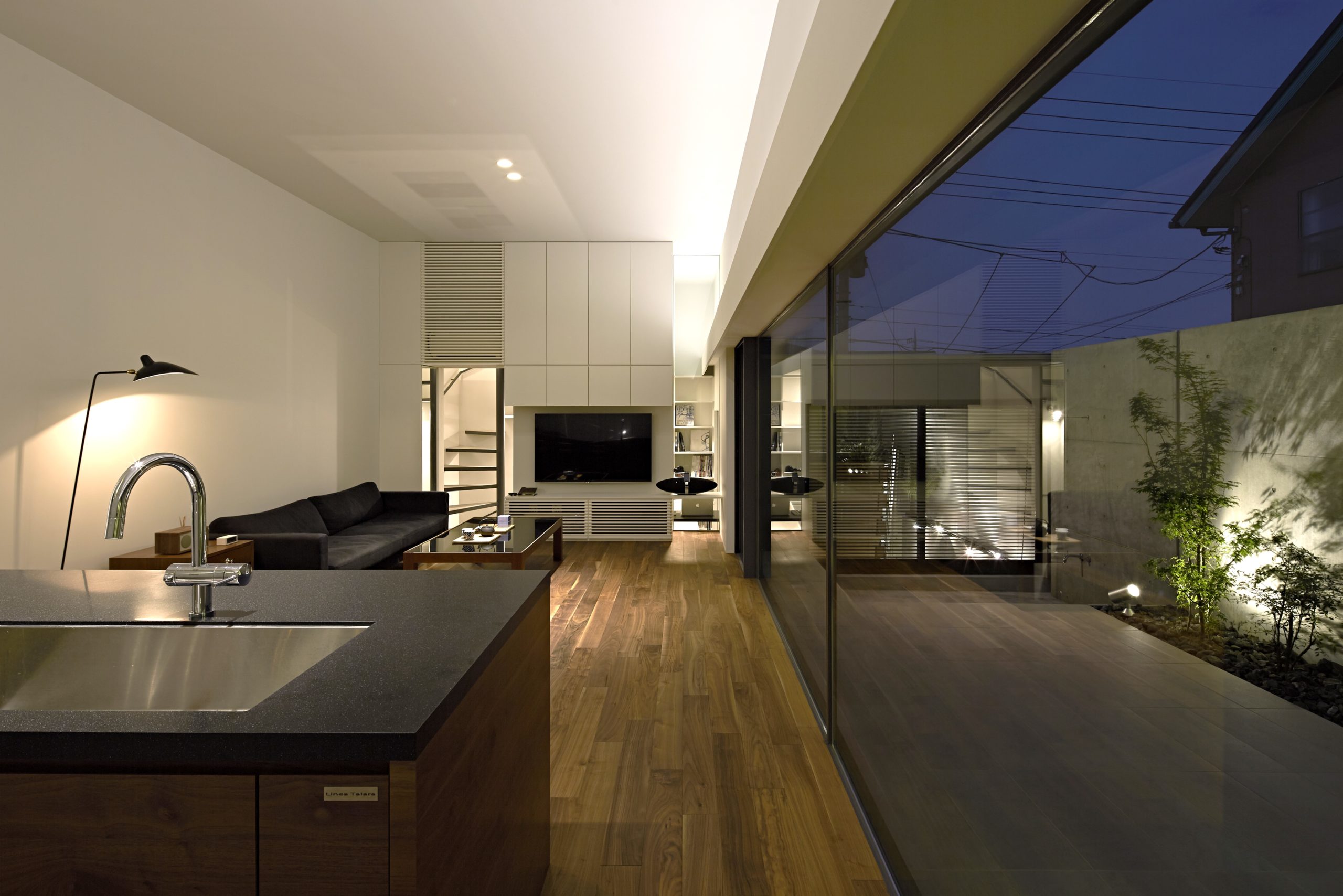 garage house with morning light courtyard | Genki Tsubasa Architects and Associates-2