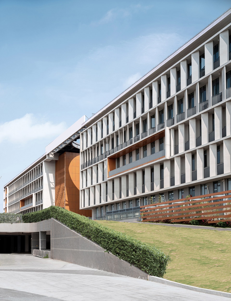 广东石油化工学院公共教学组团——依山傍水,打造生态校园-43