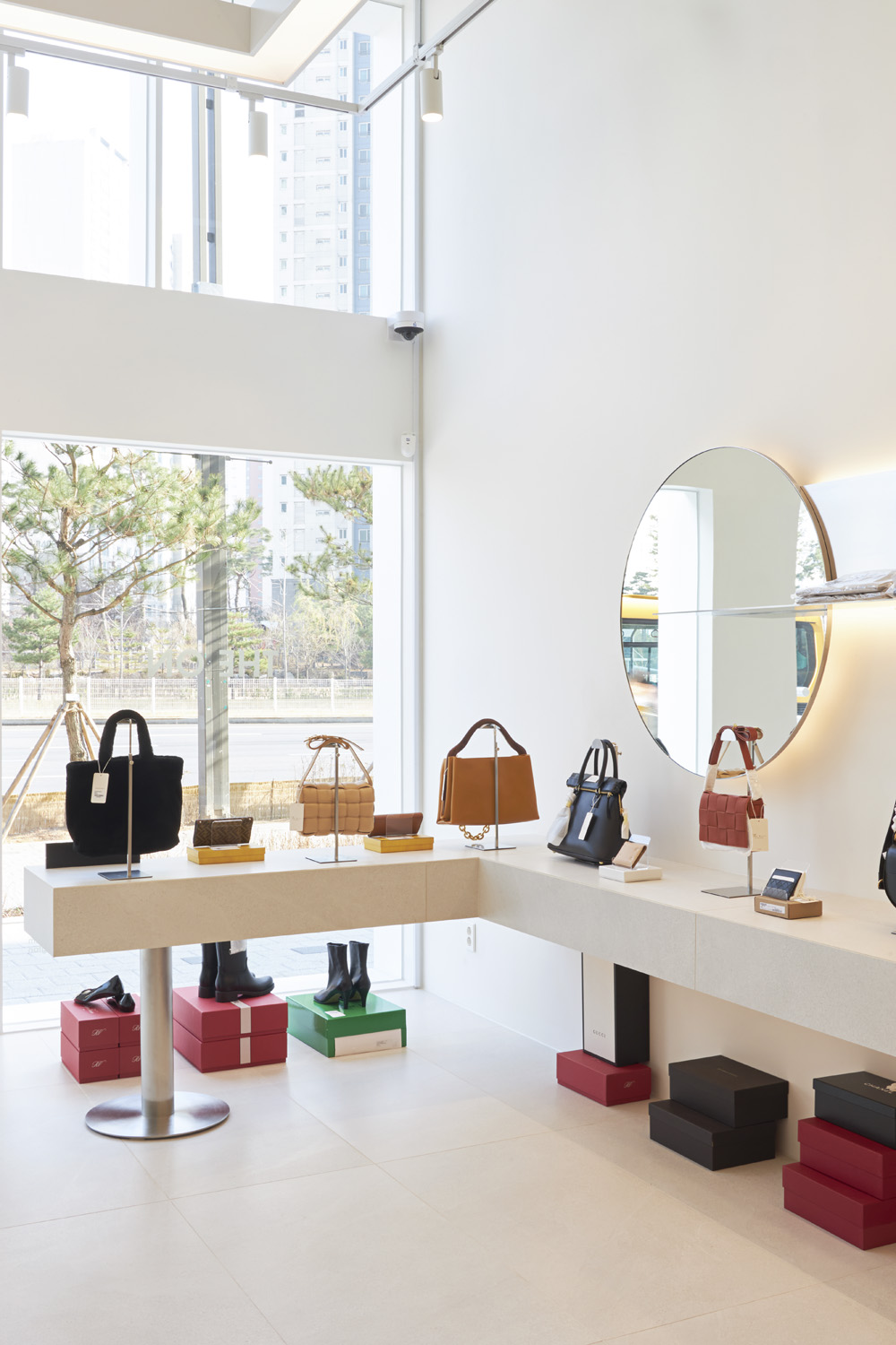 14 平米极简服装店设计 | 舒适现代的空间体验-11