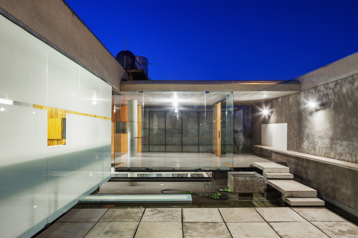 巴西奥兰蒂亚住宅 · 共生设计展现居住与工作空间-31