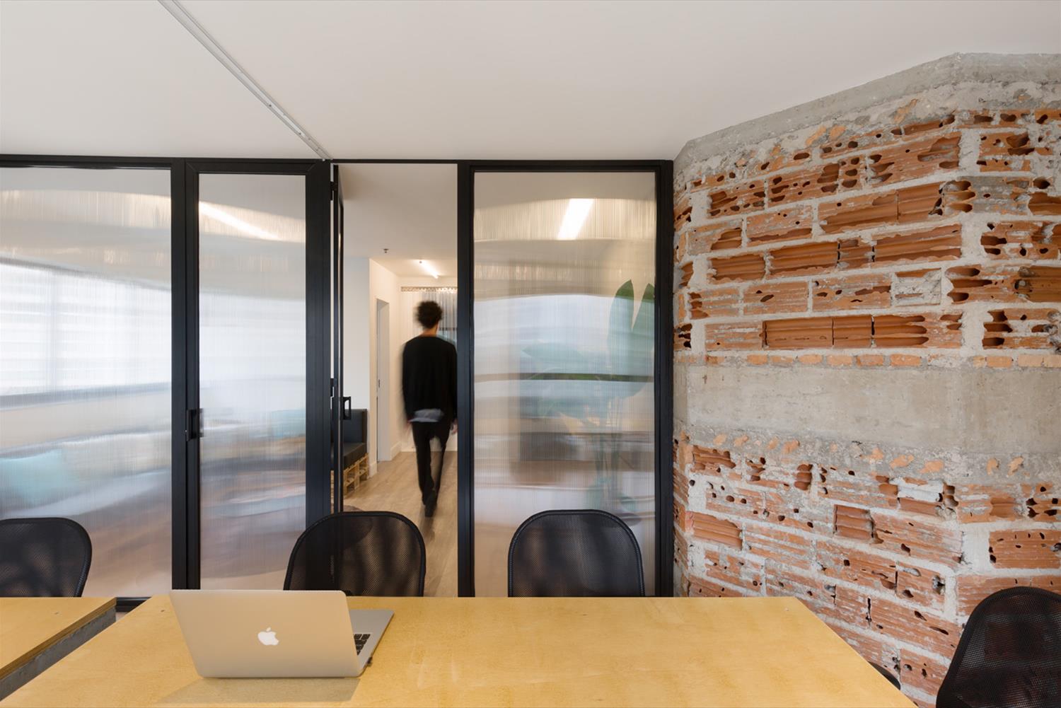 巴西 AE.digital 办公室 | 混凝土、木头与砖头的创意组合-12