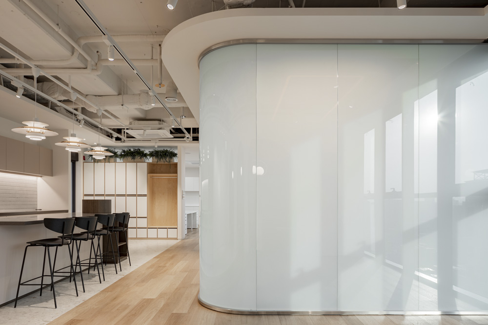 白色与木质的优雅融合 | 53 度商务办公室设计-4