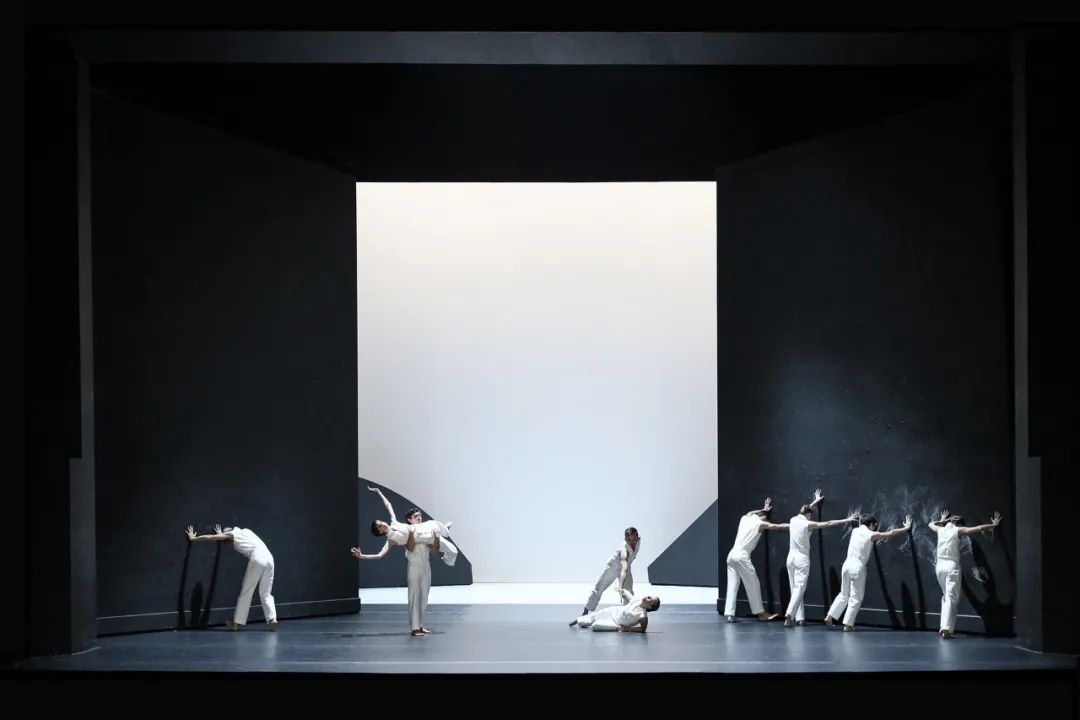 舞台魔法师 | 塞巴斯蒂安·汉纳克的震撼空间美学-17