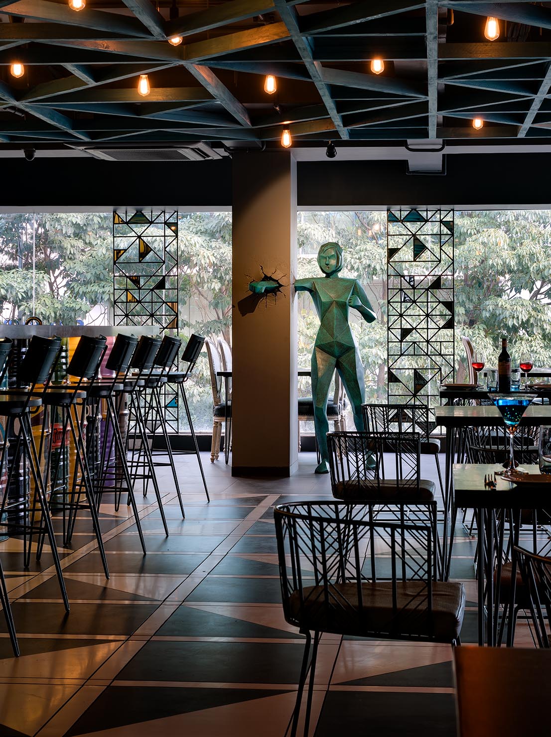 破壁而出 · 废旧材料打造的创意餐厅-13