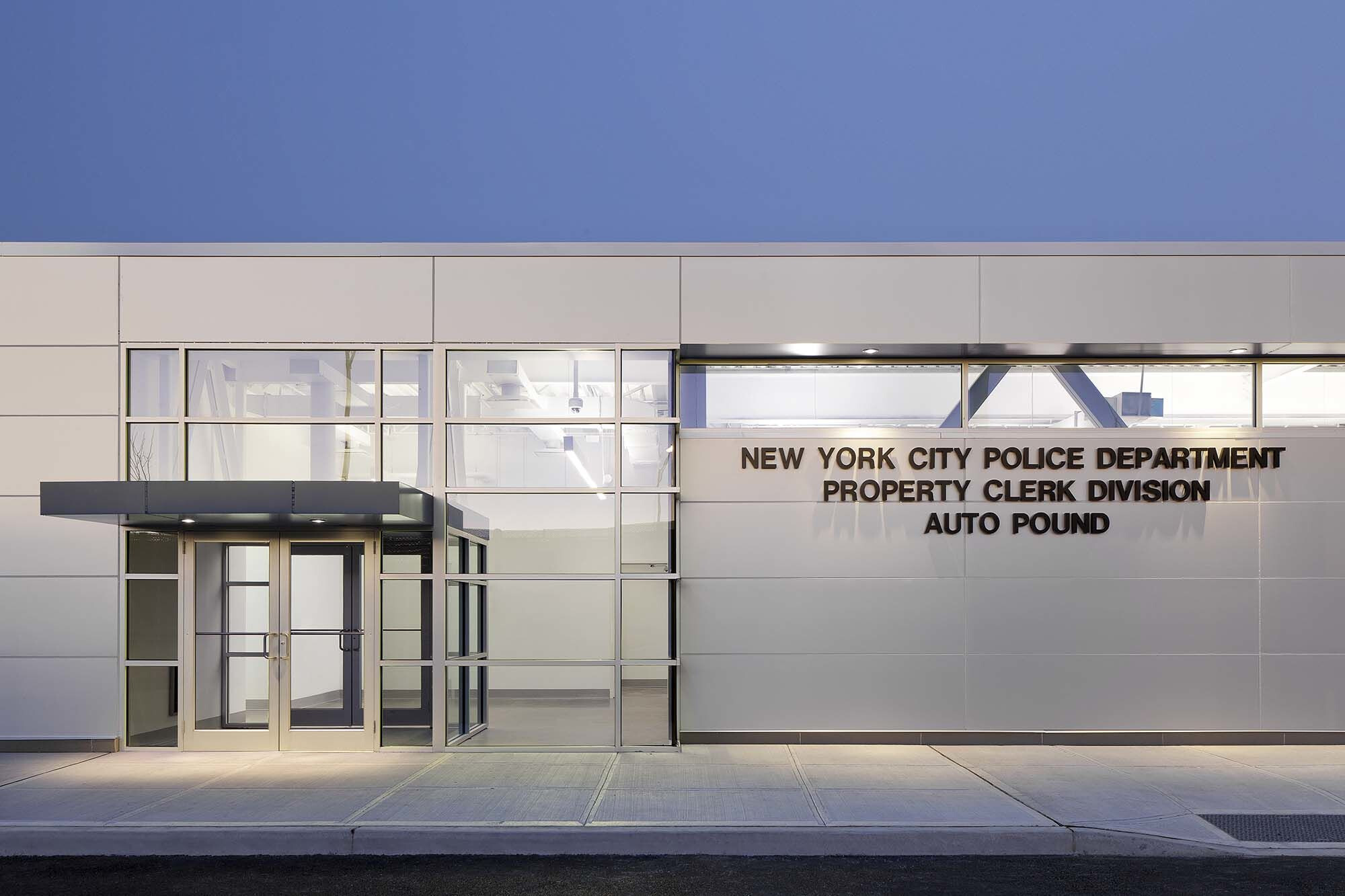 纽约警察局车辆存放设施-19