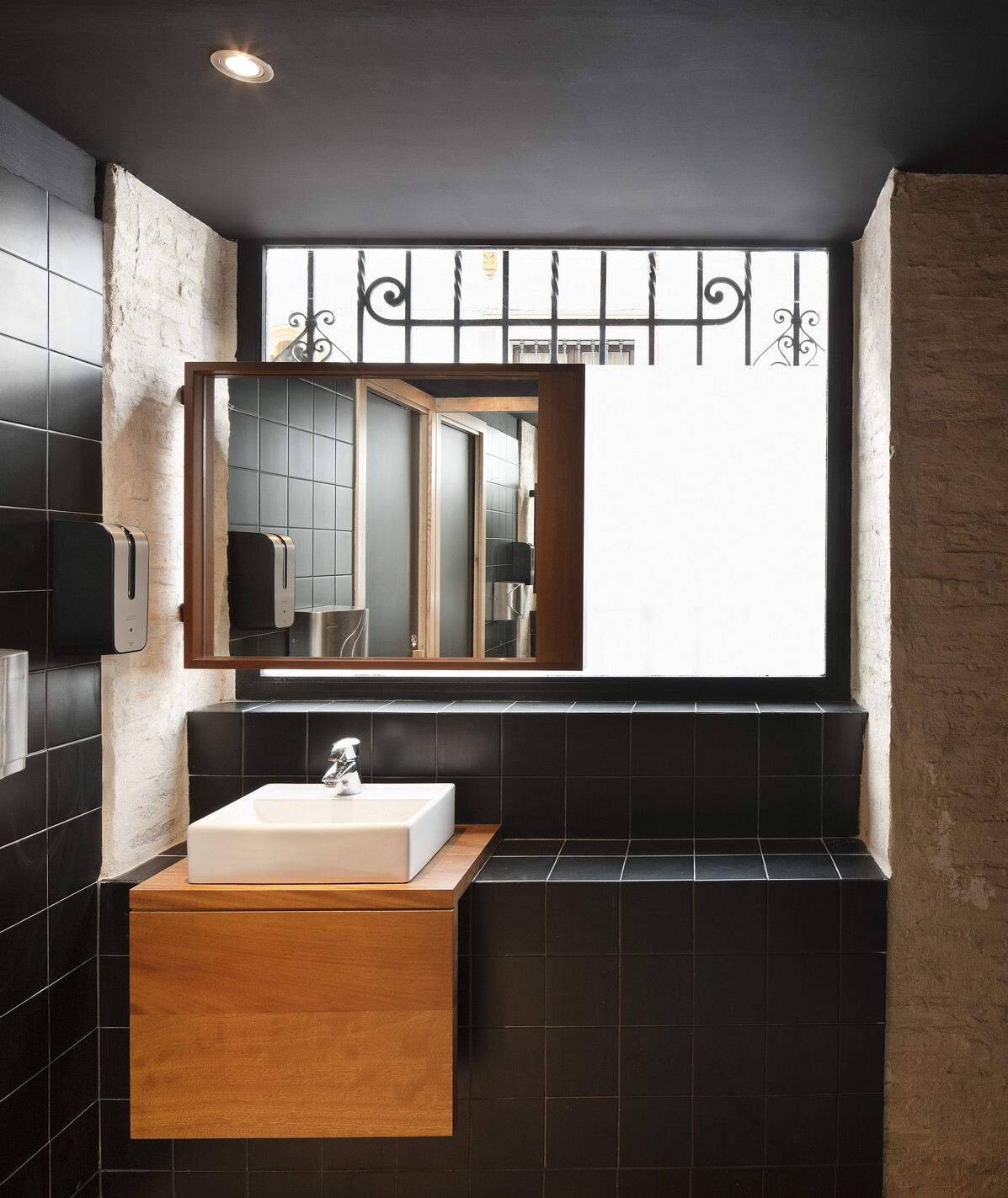 西班牙塞维利亚葡萄酒主题餐厅-18