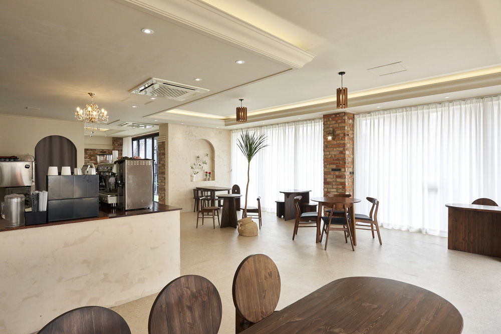 白色与木色，打造温馨的 24 平米咖啡厅-7