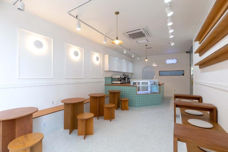 12 平米地球咖啡厅，白色&木色打造清新空间-5