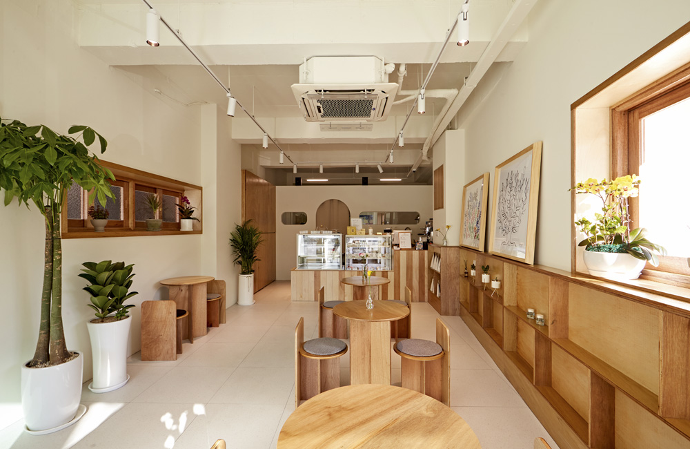 白色与木质，打造 16 平米温馨咖啡馆-3