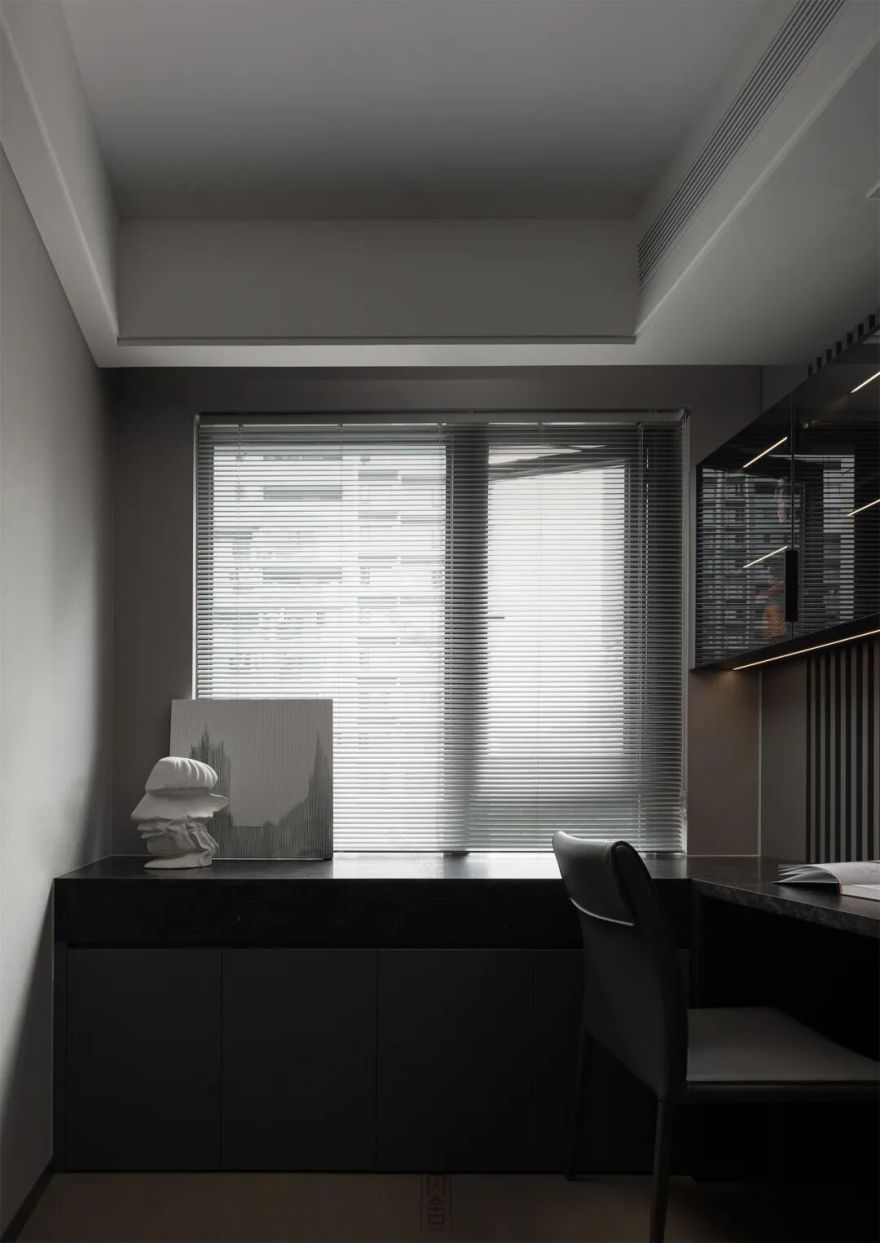 内舍软装丨127㎡现代极简风,黑灰+自然光影构建一个松弛的居住场所!-42