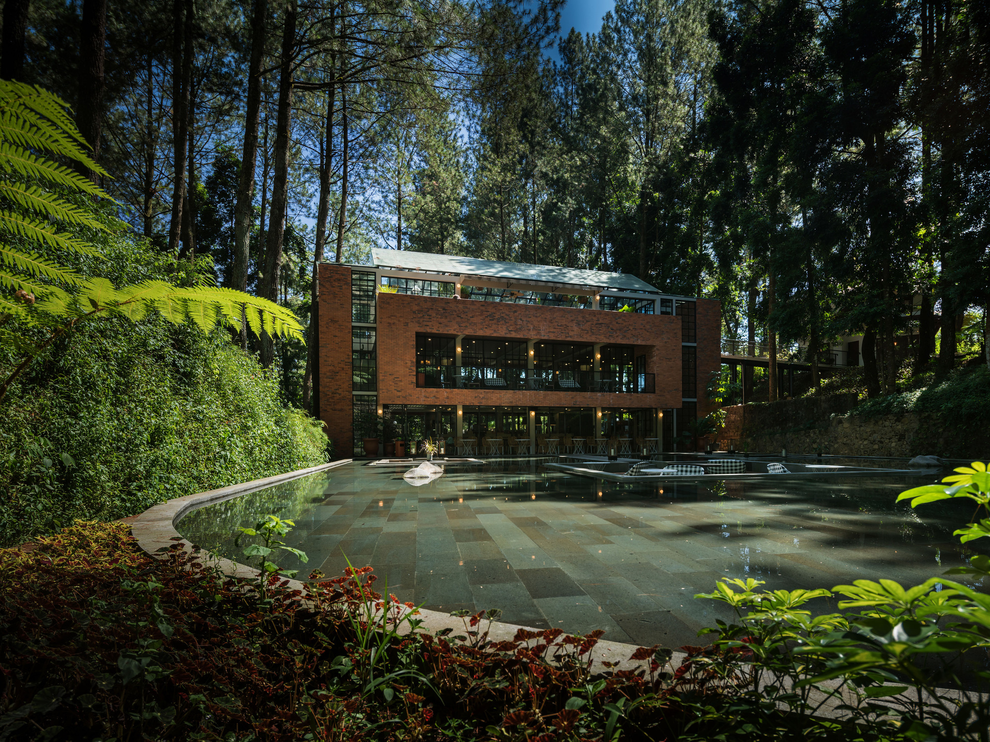 The Lakehouse Restaurant / LUWIST-19