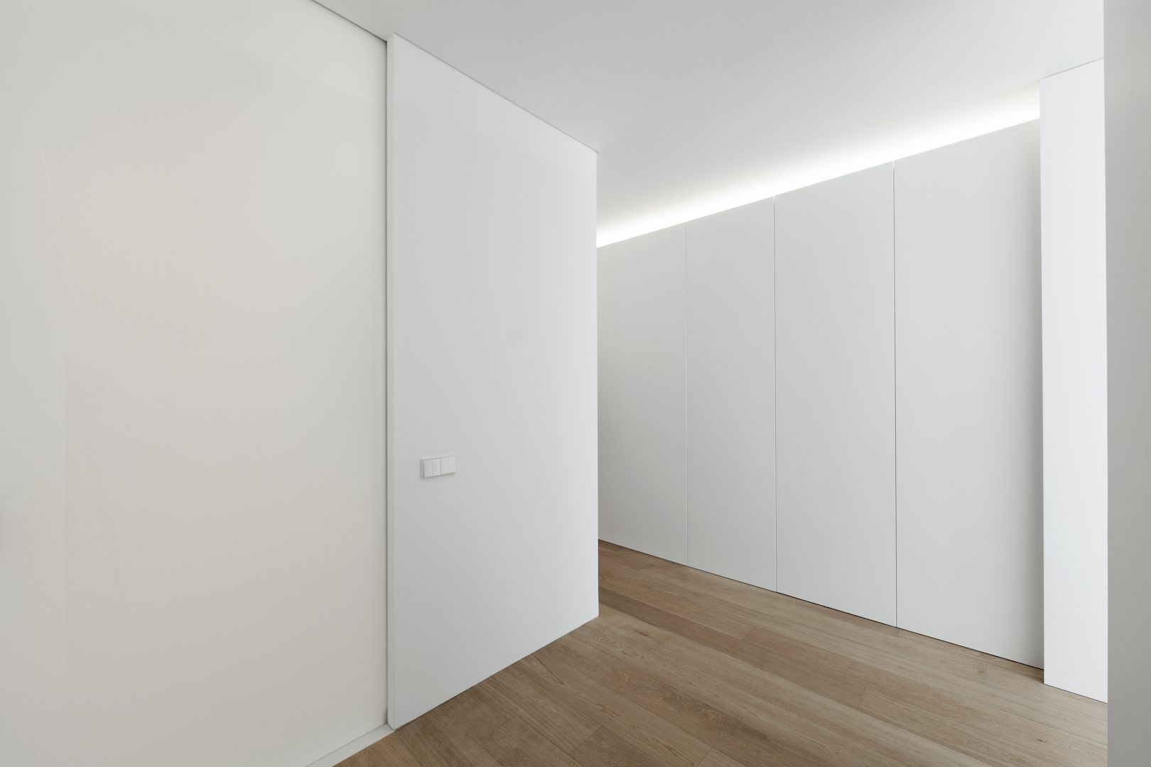 白漆润色，空间焕新——瓦伦西亚公寓设计-14