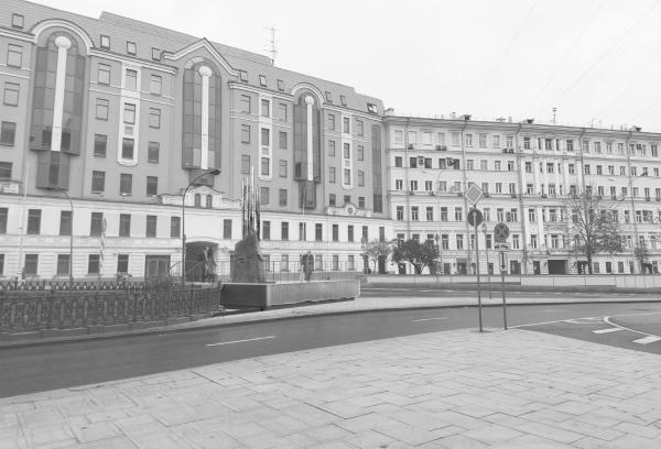 莫斯科尼基茨基林荫道南段纪念遇难记者标志安装丨俄罗斯莫斯科丨阿列克谢·巴维金及其合伙人-40