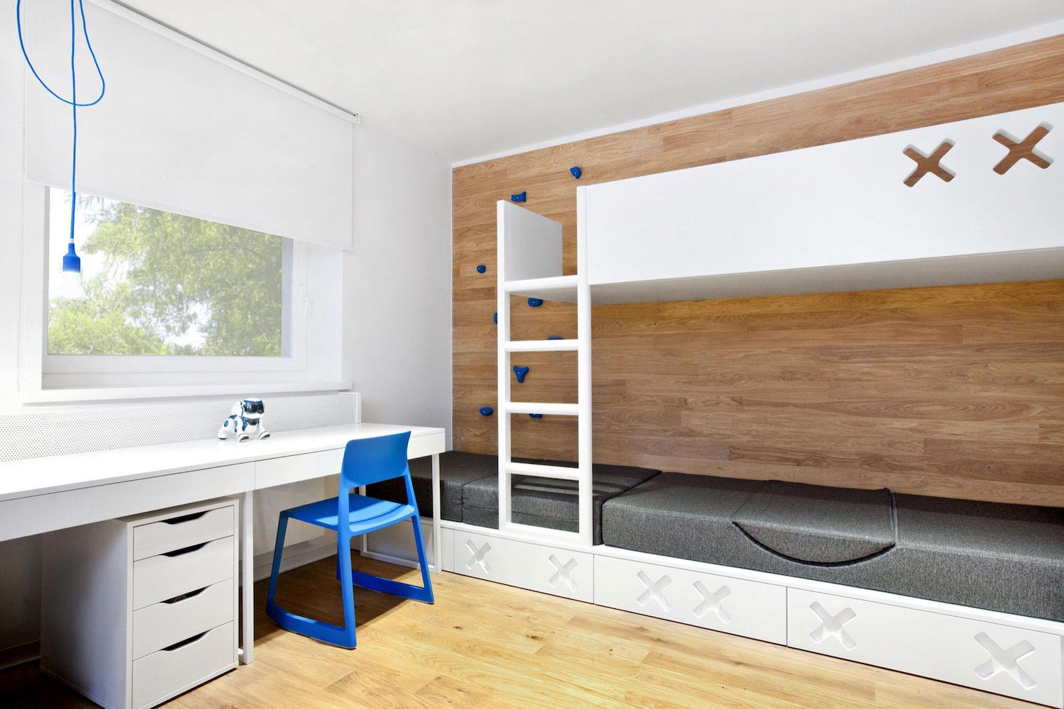 波兰 Puszczykowo 时尚镂空住宅设计-16