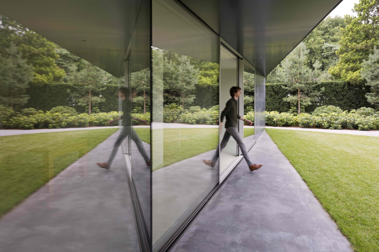 Conceived as a Minimalist Geometric Composition this Wonderful Construction Perfectly Integrates the Interior with The Exterior-11