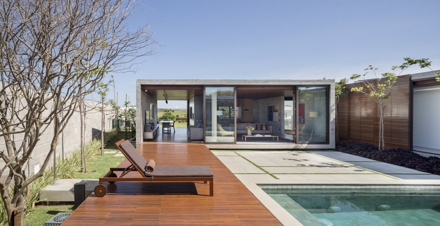 One Level Concrete House Providing Spaces for Leisure and Socializing-15