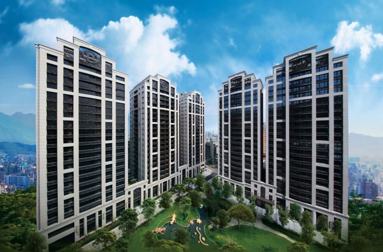 UCLA洛杉磯加洲大學籃球運動場：一個帶有魚鰭狀嵌板與波浪屋頂的建築。 - WEHOUSE-8