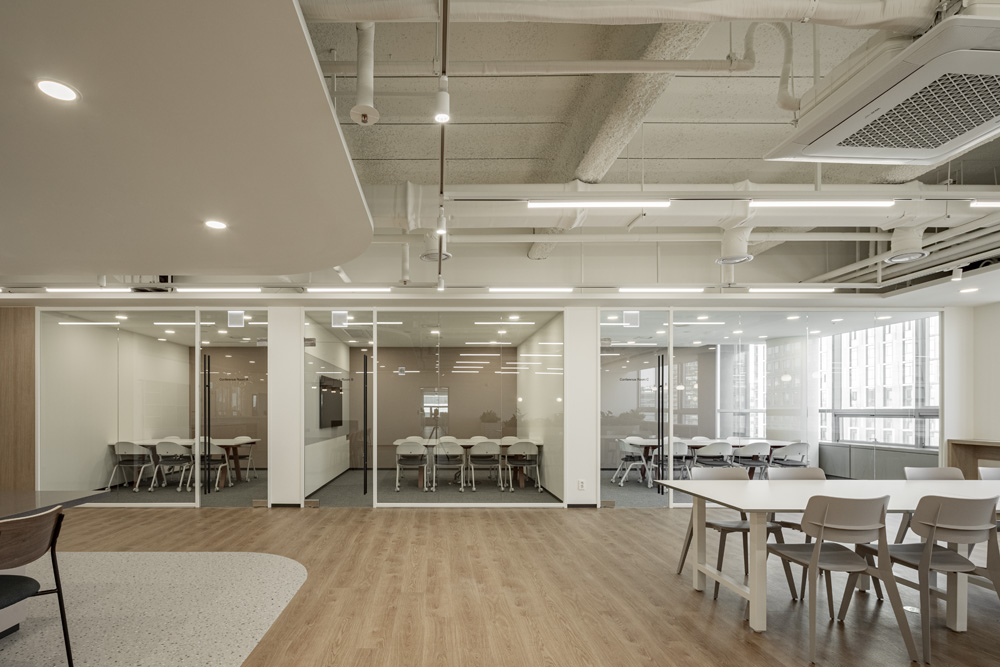 白色与木色，打造 250 平米高级办公空间-5