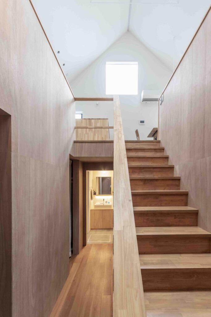 屋根形状とレベル差を活用　家族がゆるやかにつながる屋根裏のような居住空間 | Style of Life | 100%LiFE-1