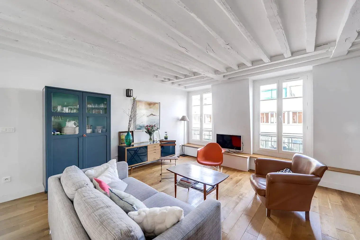 巴黎老建筑中焕然一新的家庭公寓设计-3