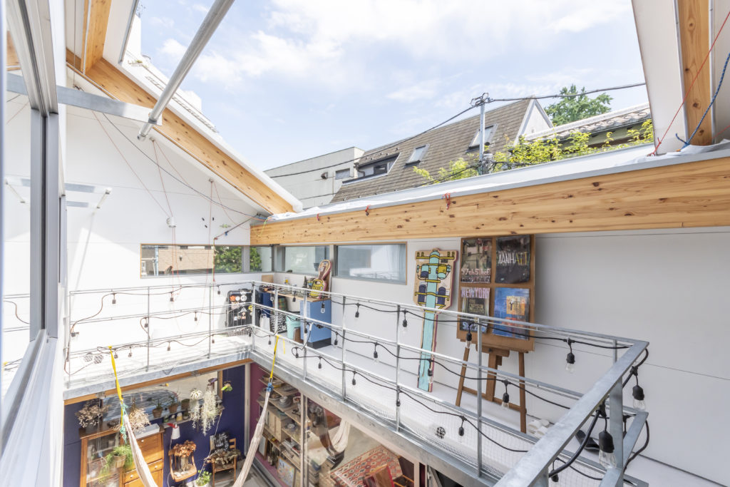 漫画の世界にも通ずる住空間リビングが外にあって、直接空を望める家で暮らす | Outdoor | 100%LiFE-10