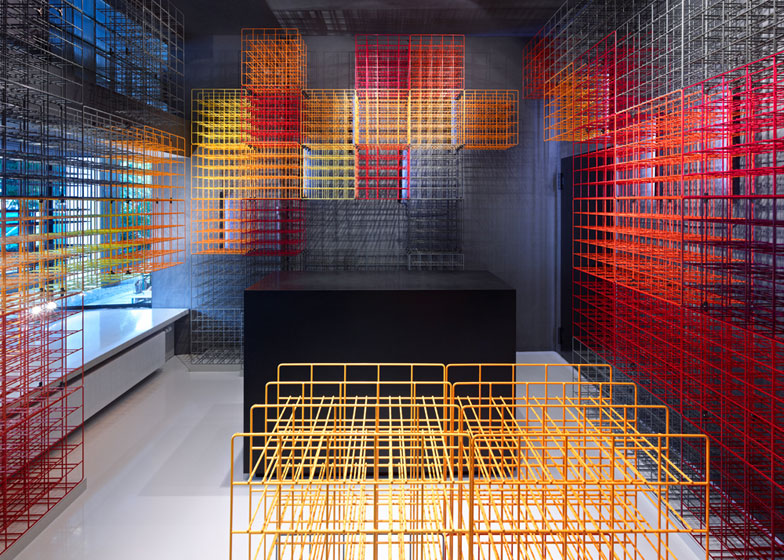 德国 Stuttgart 彩虹葡萄酒商店,创新搁架系统展现空间利用之美-23