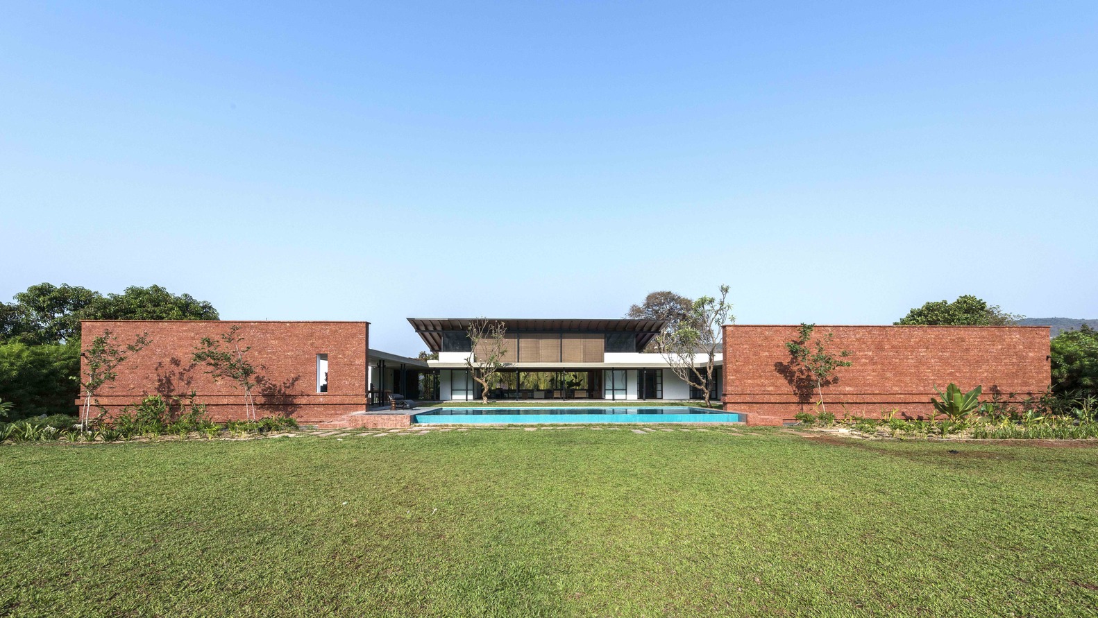 双胞胎别墅 | 红土墙与芒果树的庭院式家园-59