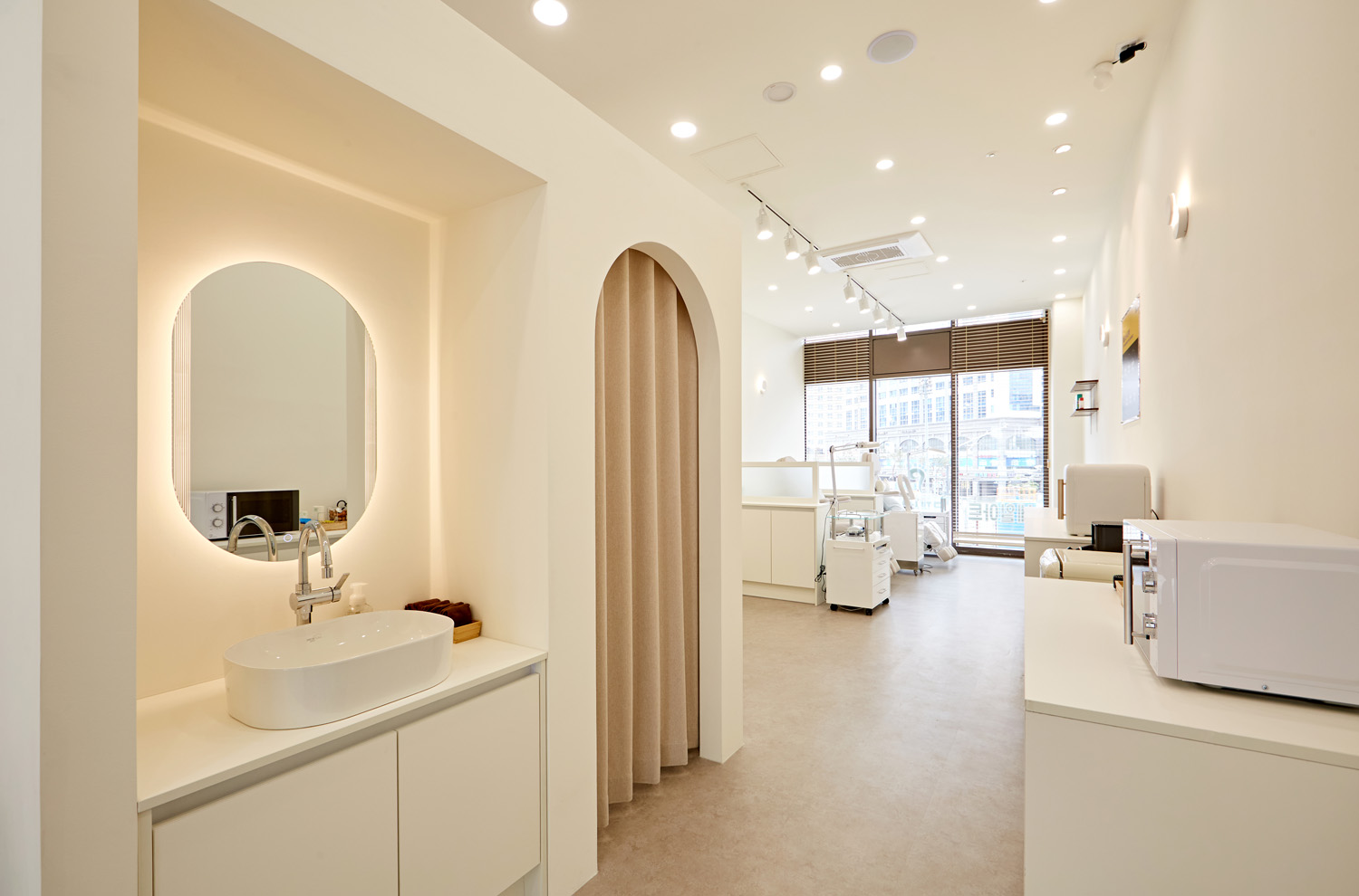 15 坪简约风格美甲店 打造温馨舒适空间-9