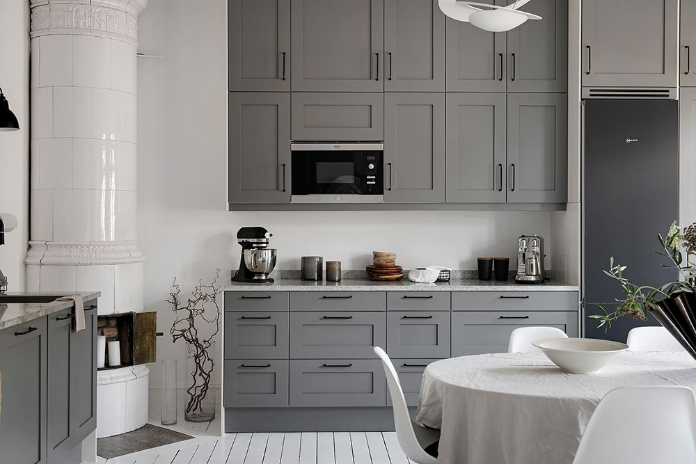 哥德堡优雅灰白公寓,复古门设计瞩目-11