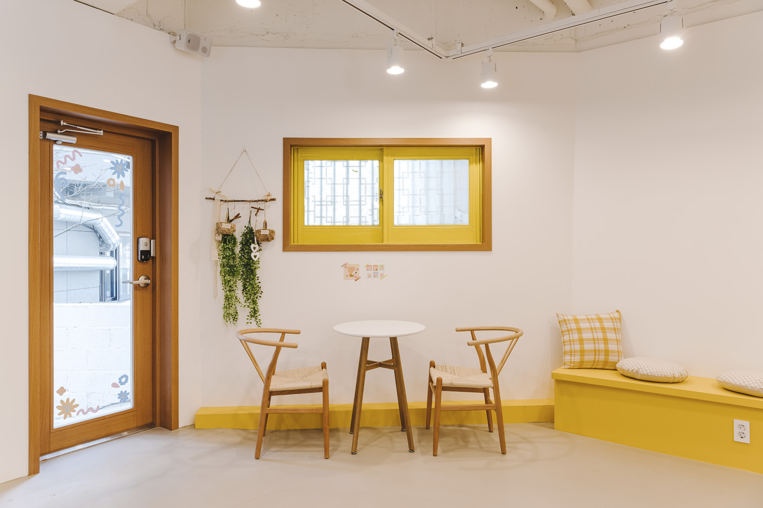 黄色亮点可爱风，20 平米甜品咖啡厅设计成本-8