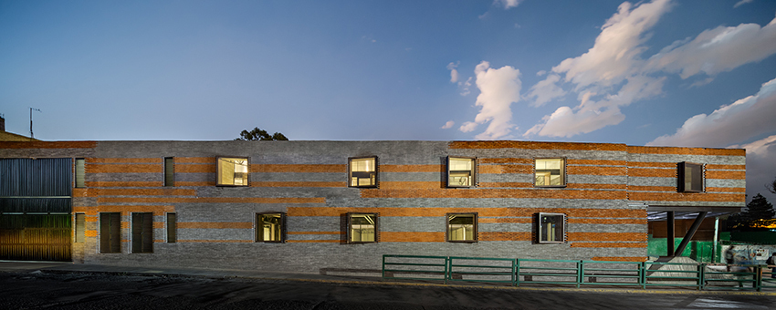 墨西哥城郊区的三角皇冠建筑-38