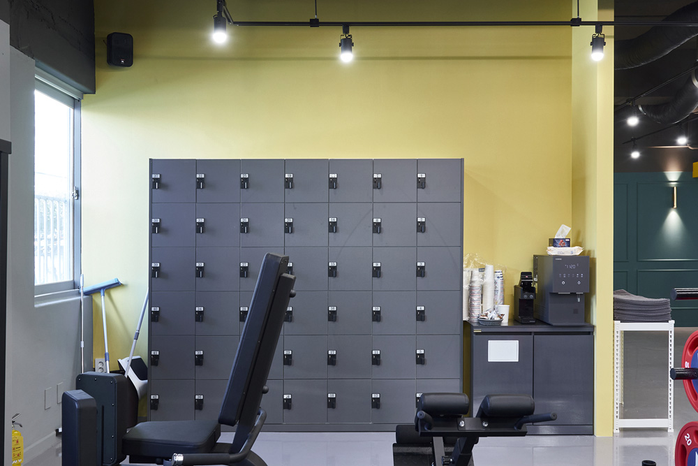 “韩国 YFIT 健身中心，色彩斑斓的室内设计引人注目”-11