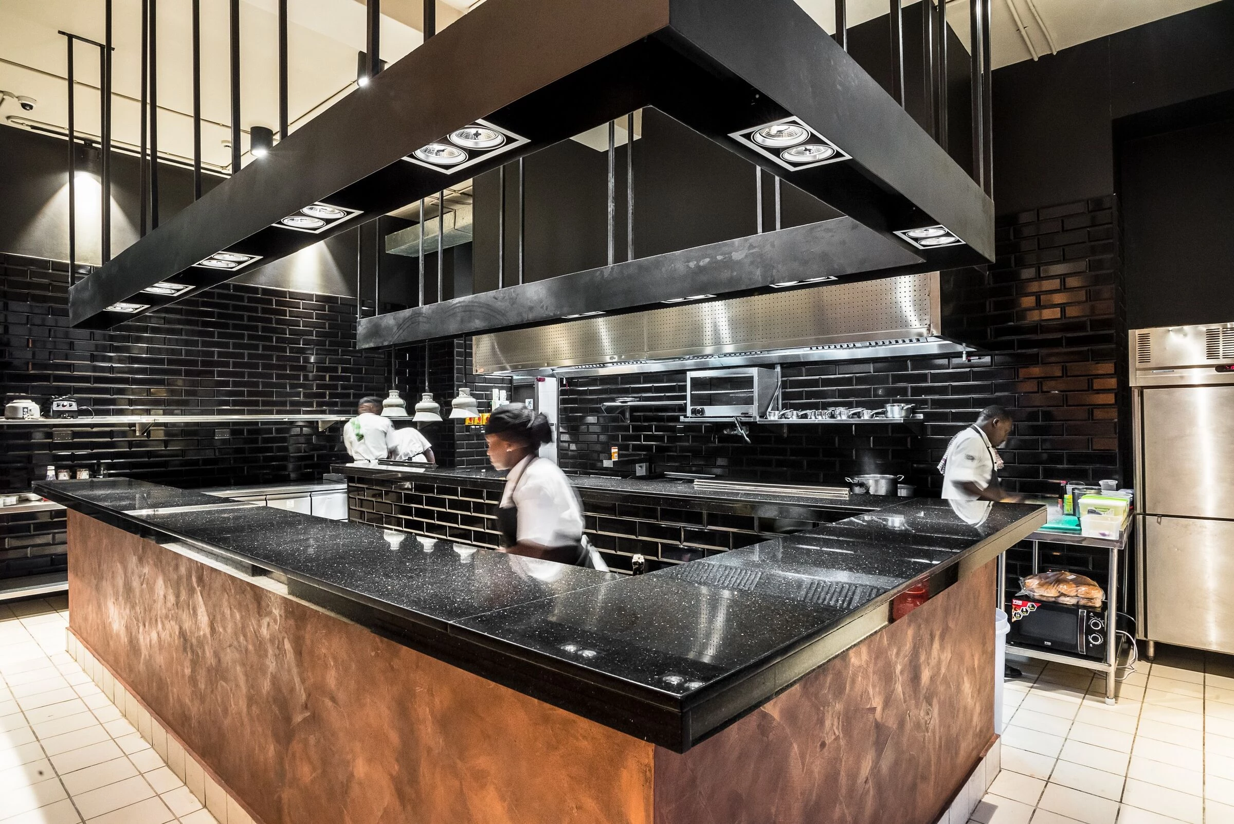 纽约风格餐厅设计，展现红砖、皮革与黑白的魅力-37