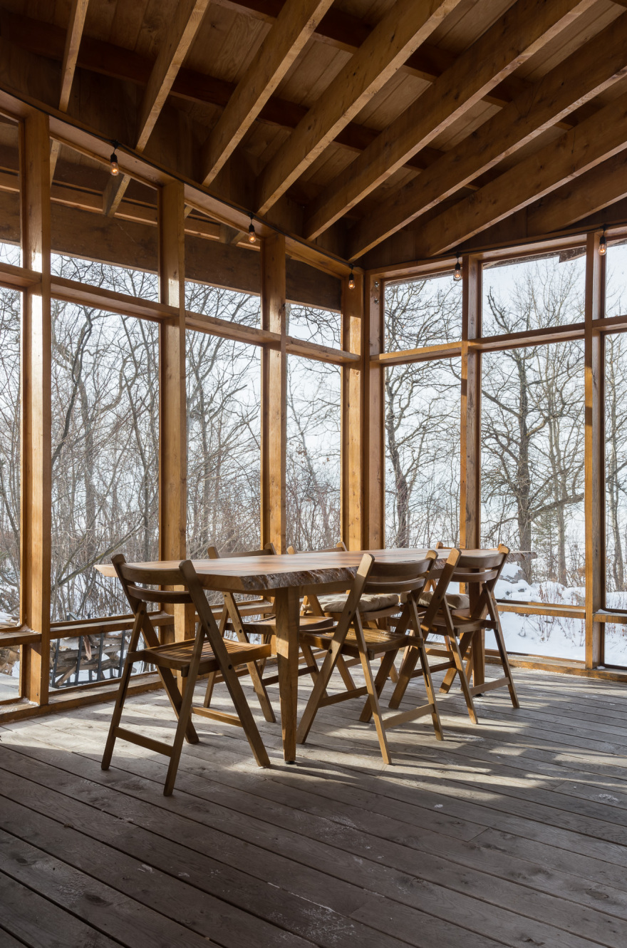 温尼伯湖畔的现代小屋,融入自然的私密空间-19