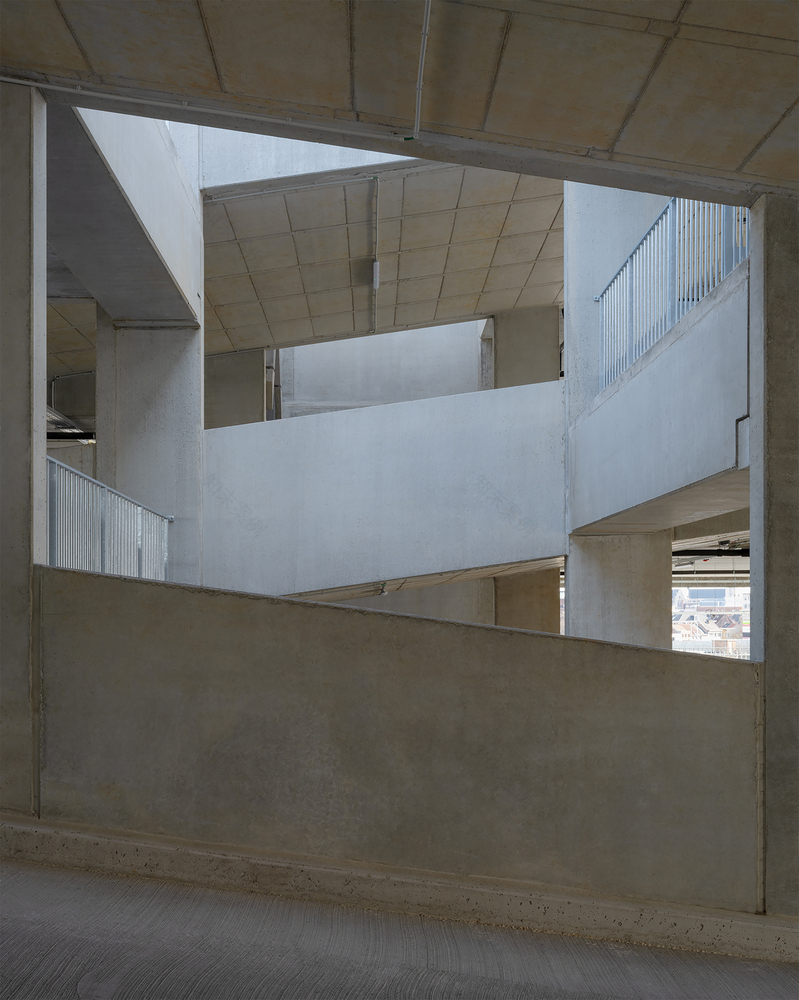 停车大楼的动态转换空间-12