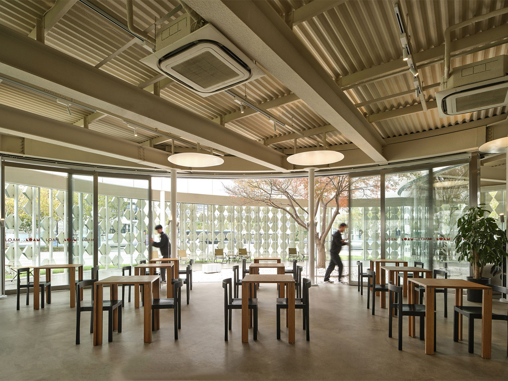 上海青枫树下的 LOAM 瓷屋咖啡店丨中国上海丨八荒设计-3