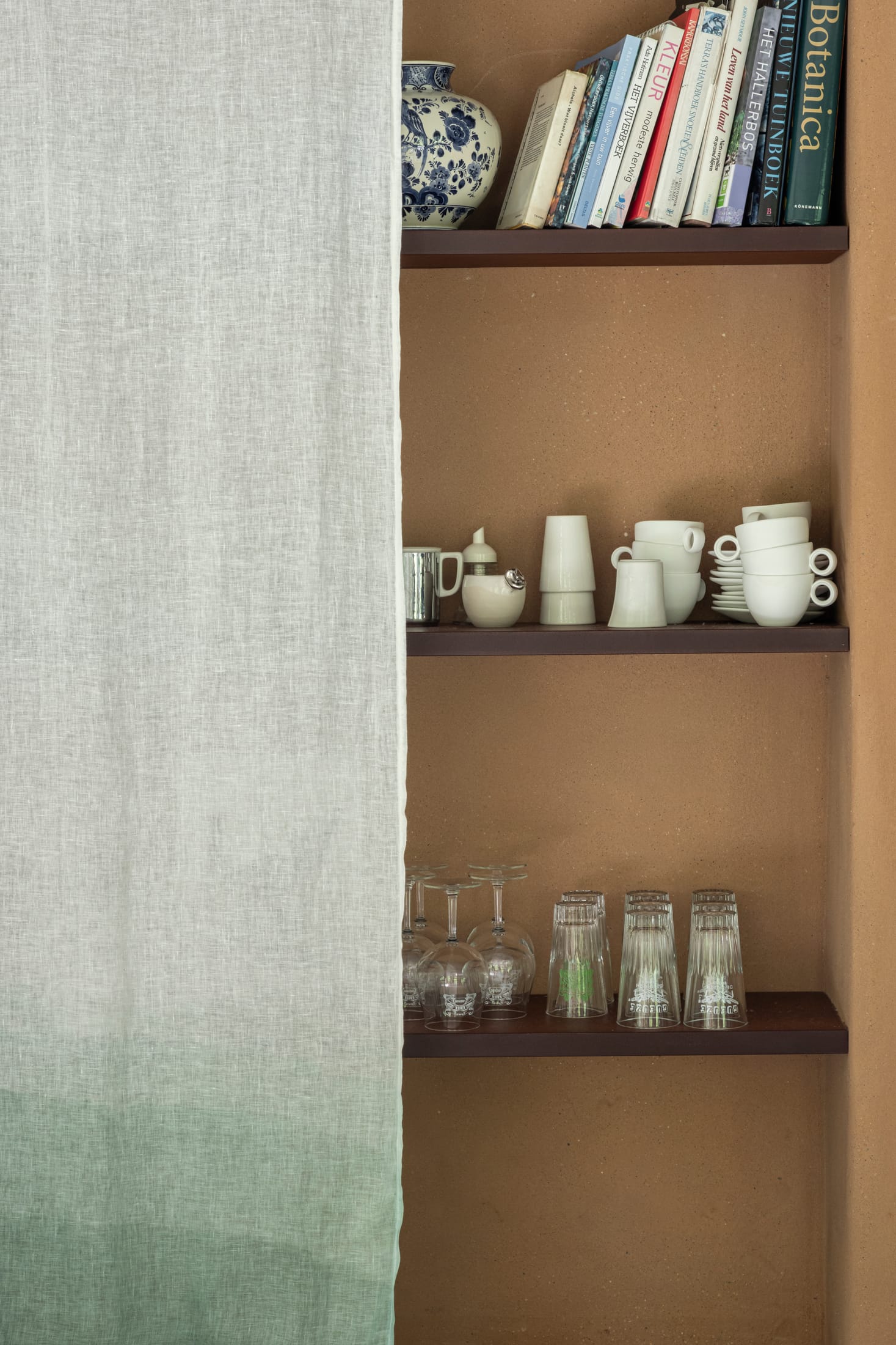 Hé Architectuur Transform 1990s Belgian Fermette with Rrammed Earth Walls and Winter Garden.-36