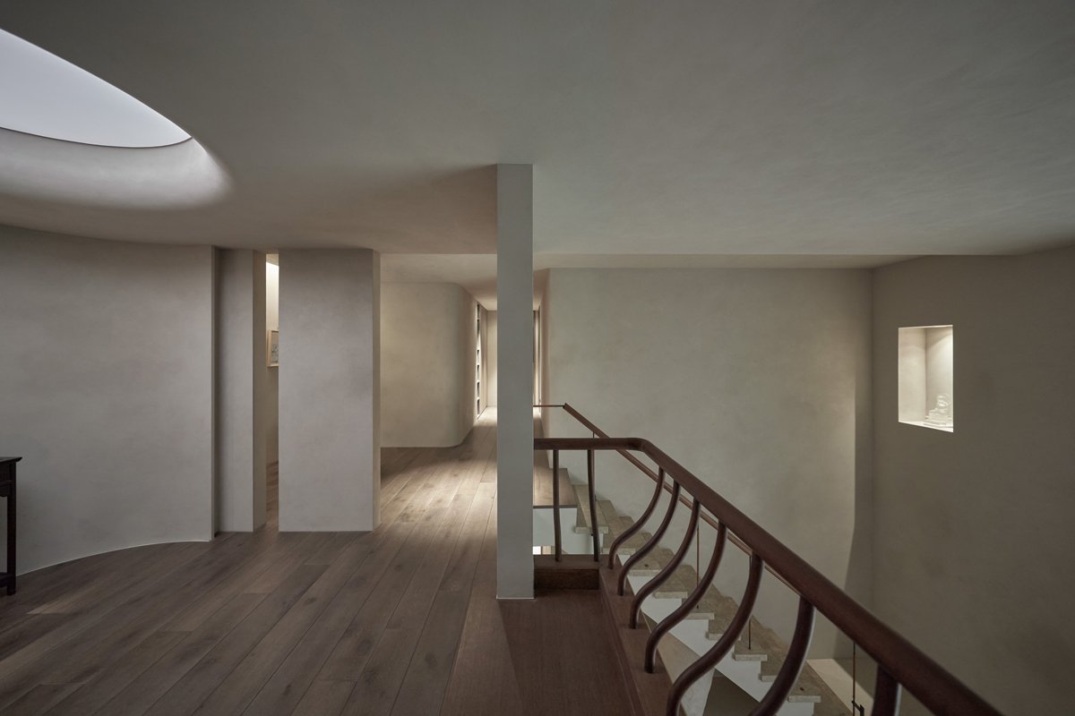 「最深的寧靜來自空無的頓悟」以光重構家居感官深度，安然庇護人們思緒和情感寄託的複層居宅 — Hey!Cheese-11