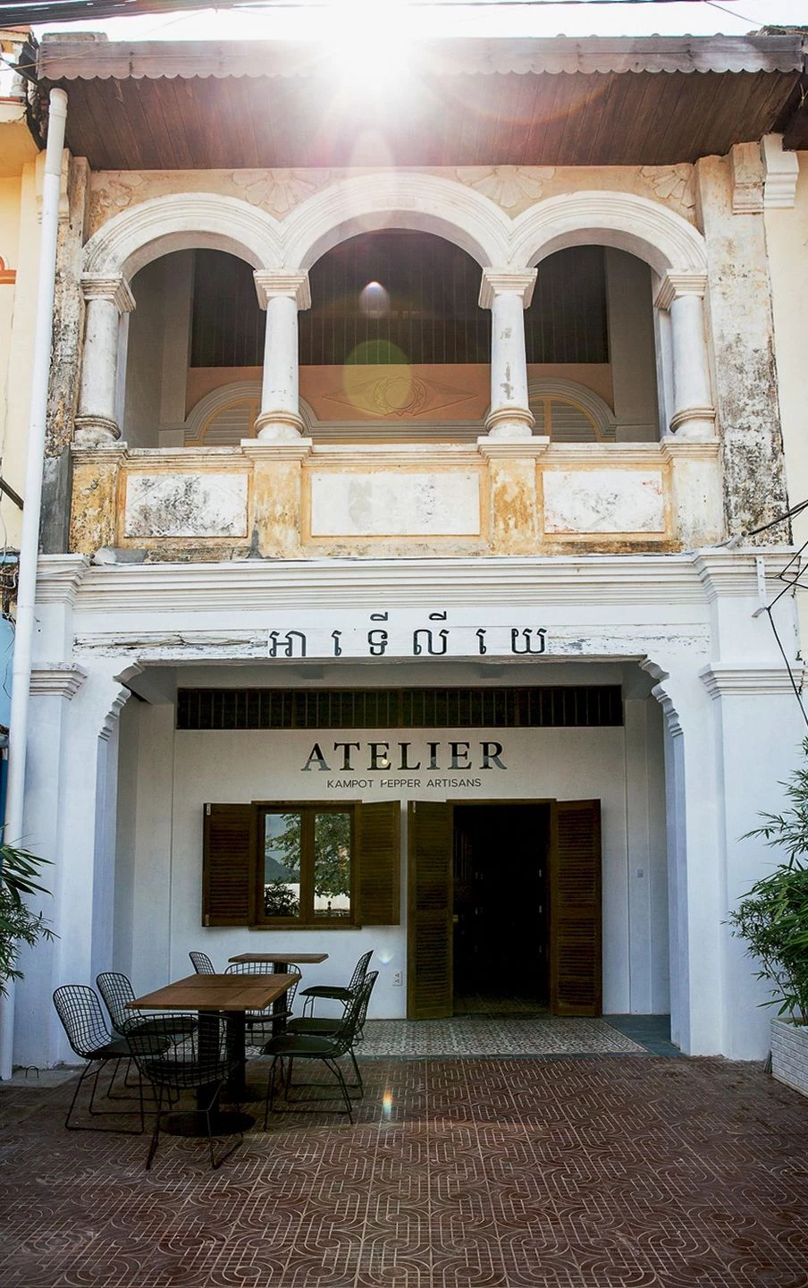 融合传统与当代的柬埔寨 Kampot 老店屋改造-15