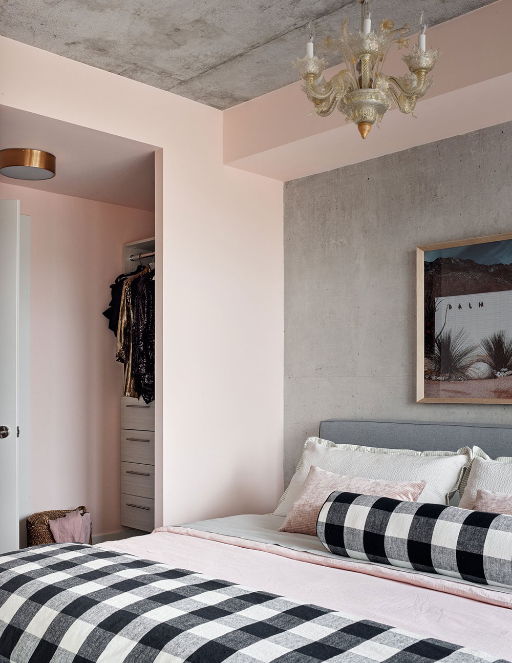 加拿大音乐家 Jann Arden 的粉色工业风公寓-10