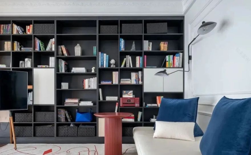 150㎡住宅,克莱因蓝、勃艮第红的融入,让空间更活泼、明艳!-24