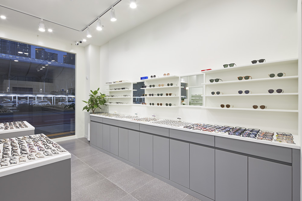 白色与灰色的极简空间 | 奥斯特里奇安景的眼镜店设计-11