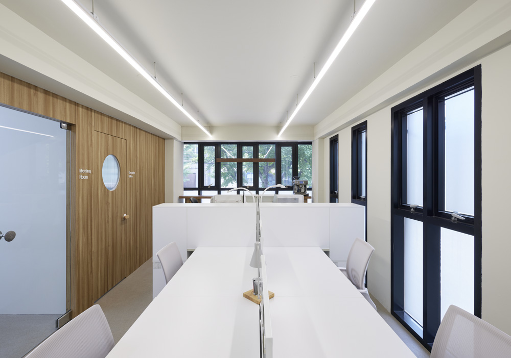 白色与木色交融的极简办公空间设计-5