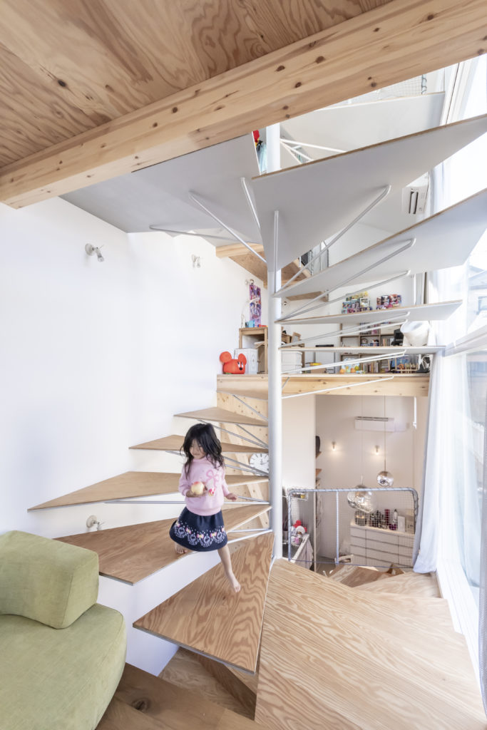 真ん中に螺旋階段のある家中庭のような階段を中心に明るく広く暮らす | Architecture | 100%LiFE-14