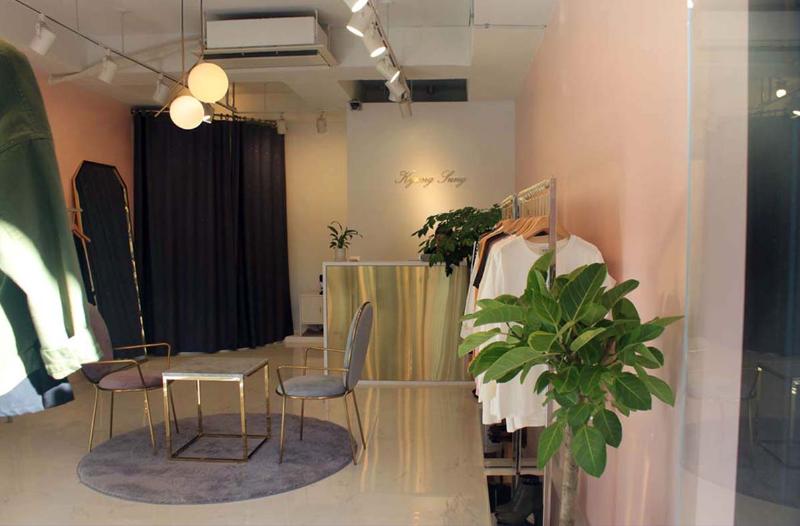 简约时尚的粉金服装店设计-4