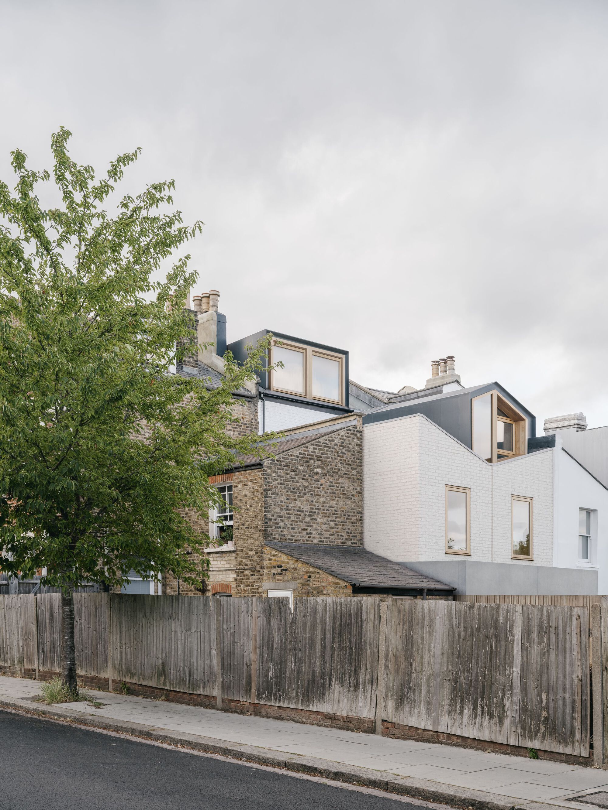 光隙间洒下光影的家庭住宅（注：komorebi是日语外来词，指从树叶缝隙间洒下的阳光） 丨英国伦敦丨ConForm Architects-39